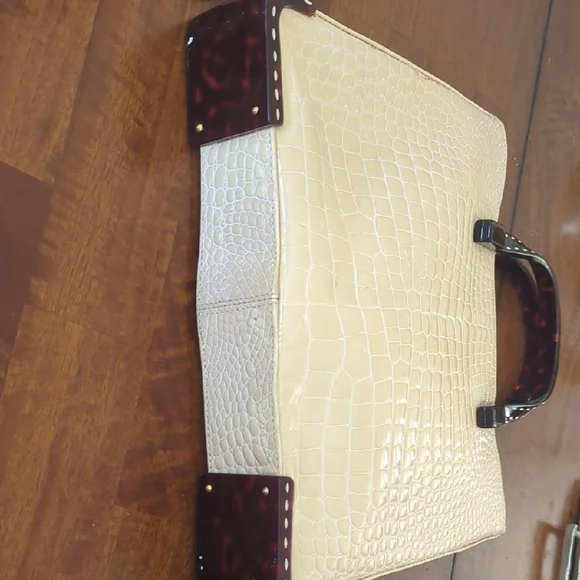 Elegant Cream Crocodile-Embossed Tote Bag - Picture 9 of 9